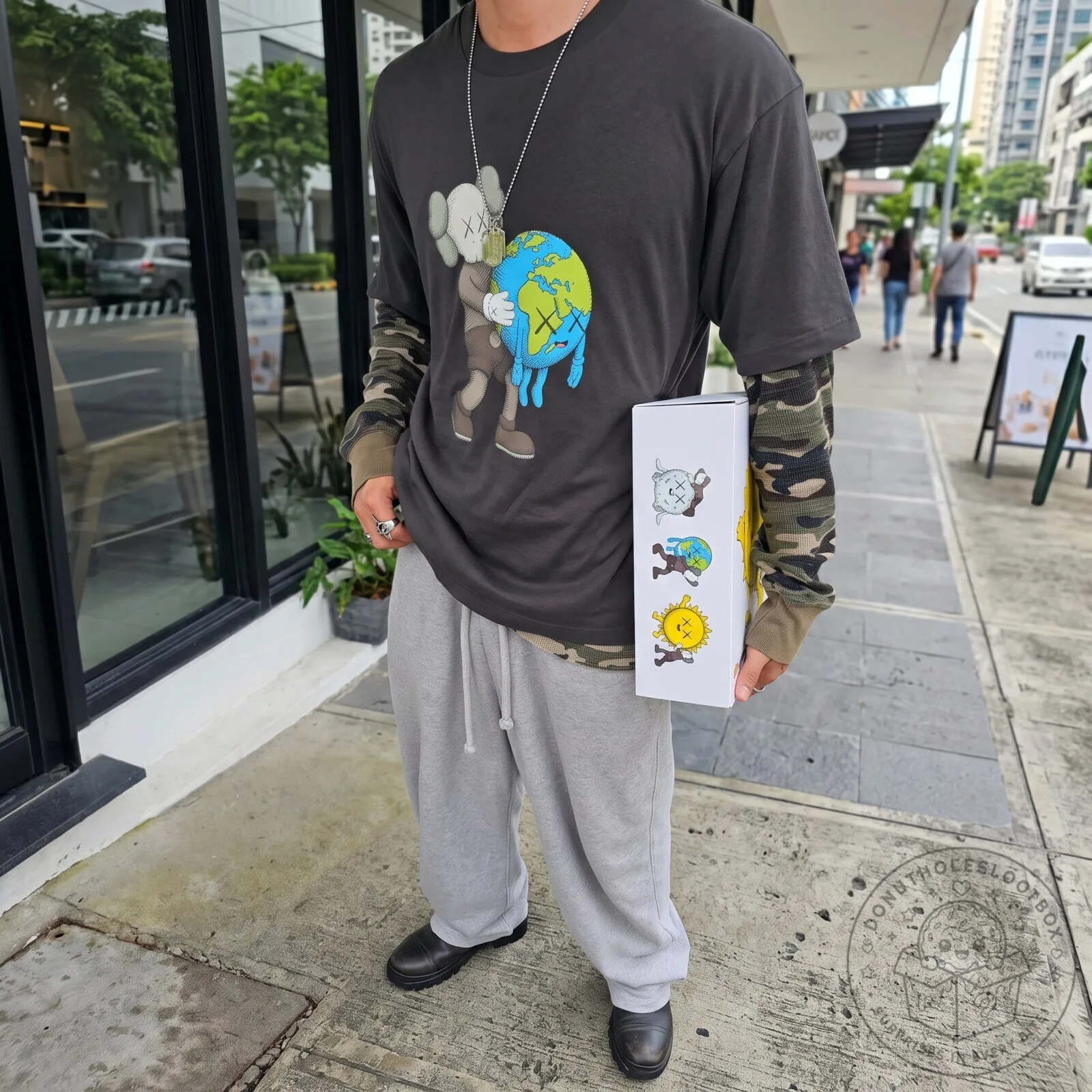KAWS UNIVERSE UT (Short Sleeve Graphic T-Shirt)